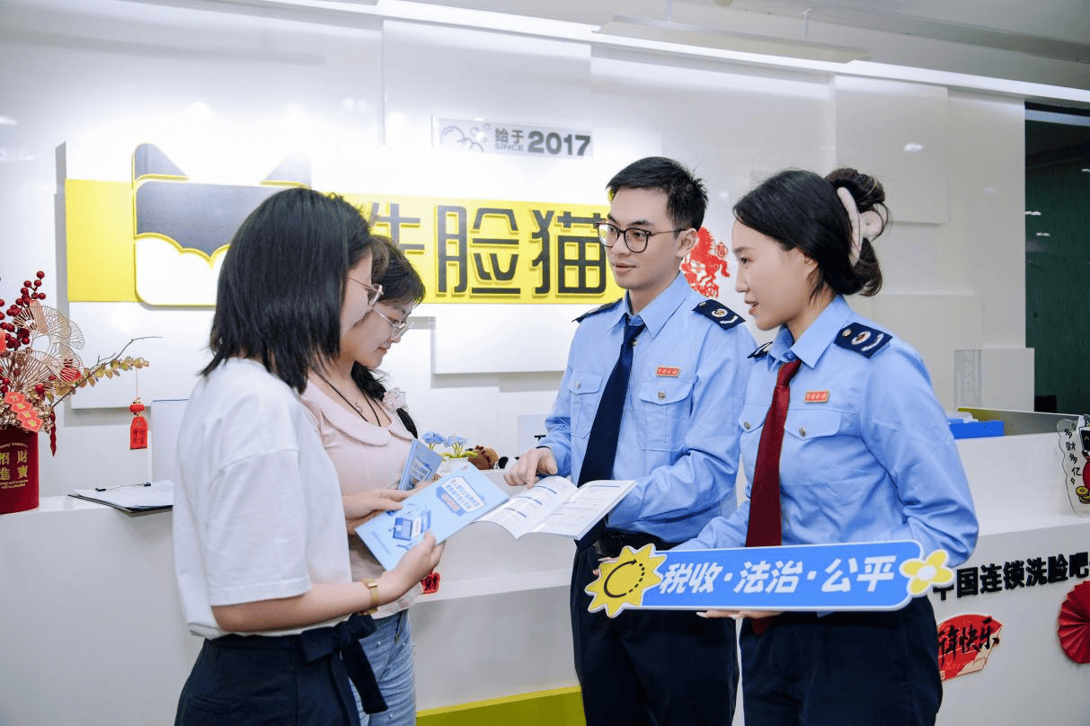 深圳市税务局工作人员在洗脸猫连锁店进行普法宣传